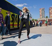 Breiko &scaron;okėjų pasirodymas &scaron;alia autobuso