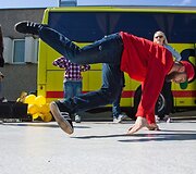 Breiko &scaron;okėjo pasirodymas &scaron;alia autobuso