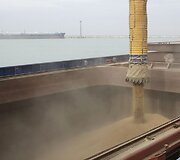 Aktau uoste į laivą pilami grūdai