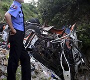 Policininkas prie sudužusio autobuso