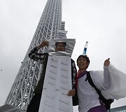 &bdquo;Tokyo Skytree&ldquo; bok&scaron;tą vaizduojanti pora 