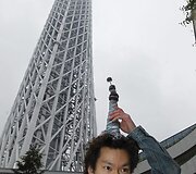 Vyras prie &bdquo;Tokyo Skytree&ldquo; bok&scaron;to.