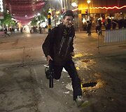Nuo policijos bėgantis protestuotojas