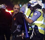Vedamas policijos sulaikytas protestuotojas