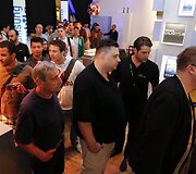 Žmonių eilė prie &bdquo;Samsung&ldquo; parduotuvėje