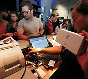 Pardavėja laiko &bdquo;Samsung Galaxy SIII&ldquo; dėžutę.