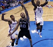 Manu Ginobili (centre)