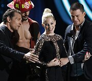 Elizabeth Banks apdovanojimą įteikė aktoriai Joe Manganiello, Matthew McConaughey ir Channingas Tatumas