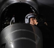 Piloto Bertrando Piccardo ir jo žmonos Michele bučinys prie&scaron; skrydį