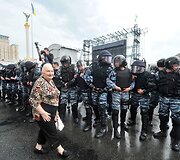 Moteris eina &scaron;alia policininkų.