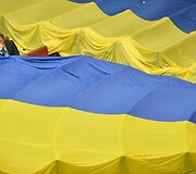 Parlamente milžini&scaron;kos Ukrainos vėliavos ir &scaron;alia jų sėdintis opocizijos narys