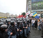 Policija apsupo protestuotojus.