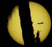 Prie&scaron; Saulę matomas keleivinis lėktuvas ir Veneros planeta.