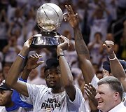 Kevinas Durantas i&scaron;kėlęs laiko NBA Vakarų konferencijos trofėjų