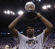 Kevinas Durantas i&scaron;kėlęs laiko NBA Vakarų konferencijos trofėjų