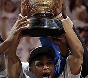 Russellas Westbrookas i&scaron;kėlęs laiko NBA Vakarų konferencijos trofėjų