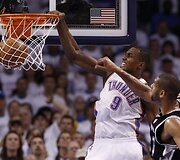 Serge Ibaka dėjimas į krep&scaron;į