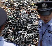 Policininkai prie sunaikinimui paruo&scaron;tų ginklų