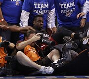 Dwyane'as Wade'as nugriuvo ant fotografų