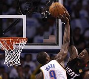 Serge Ibaka ir LeBronas Jamesas