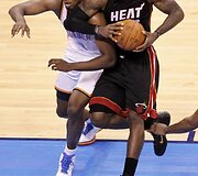 Serge Ibaka ir LeBronas Jamesas