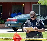 Policininkas prie Rodney Kingo namų