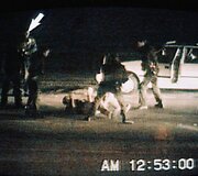 Rodney Kingas (ant žemės) mu&scaron;amas policijos pareigūnų (1991 m. kovo 3 d.)