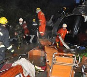Gelbėtojai avarijos vietoje ie&scaron;ko i&scaron;gyvenusiųjų 
