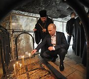 Rusijos prezidentas Vladimiras Putinas dega žvakes &Scaron;ventojo kapo bažnyčioje.