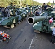 Žmonės apžiūrinėja Baltarusijos armijos tankus.
