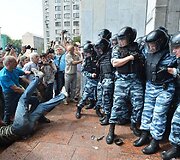 Policininkai nustūmė protestuotoją.