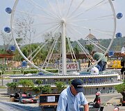 Darbuotojas stati miniatiūrinę Singapūro &bdquo;Formulės-1&ldquo; trasą i&scaron; &bdquo;Lego&ldquo; kaladėlių.