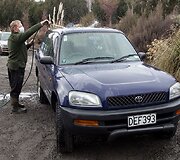 Vyras plauna automobilį