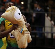 Usainas Boltas laiko Londono olimpinių žaidynių talismaną.