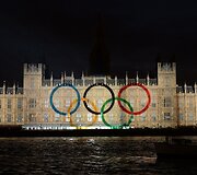 Olimpiniai žiedai ant Parlamento rūmų Londone