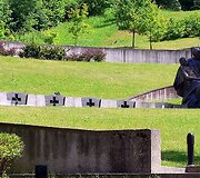 Skulptoriaus Stanislovo Kuzmos skulptūra &bdquo;Pieta&ldquo; (1995) &ndash; memorialas Lietuvos laisvės gynėjams