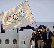 Rio de Žaneiro meras Eduardo Paesas mojuoja olimpine vėliava 