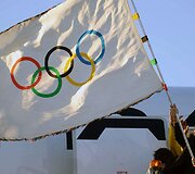 Rio de Žaneiro meras Eduardo Paesas mojuoja olimpine vėliava 