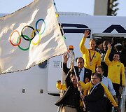 Rio de Žaneiro meras Eduardo Paesas mojuoja olimpine vėliava 