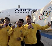 Brazlijos sportininkai Yamaguchi Falcao, Esquiva Falcao ir Robertas Scheidtas pozuoja fotografams.
