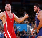 Arturas Taymazovas (kairėje) i&scaron; Uzbekijos i&scaron;kovojo aukso medalį imtynėse (svorio kategorijoje iki 120 kg)