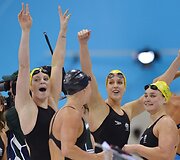Australijos plaukikės Emily Seebohm, Brittany Elmslie, Yolane Kukla ir Libby Trickett laimėjo 4x100 m plaukimą laisvuoju stiliumi