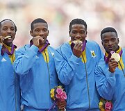 Bahamų bėgikai (i&scaron; kairės) Chrisas Brownas, Demetrius Pinderis, Ramonas Milleris ir Michaelis Mathieu laimėjo aukso medalius 4x400 estefėtiniame bėgime