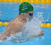 Cameronas van der Burghas i&scaron; Pietų Afrikos laimėjo aukso medalį 100 m plaukimo krūtine rungtyje.