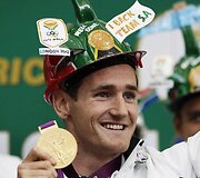 Cameronas van der Burghas i&scaron; Pietų Afrikos laimėjo aukso medalį 100 m plaukimo krūtine rungtyje.