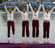 Vengrijos irkluotojos Gabriella Szabo, Danuta Kozak, Katalin Kovacs ir Krisztina Fazekas laimėjo 500 m plaukimą keturviete baidare