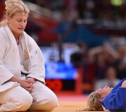 Dziudo kovotoja Kayla Harrison (balta apranga) i&scaron; JAV