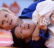 Dziudo kovotoja Urska Zolnir (mėlyna apranga) laimėjo aukso medalį ik 63 kg kategorijoje.