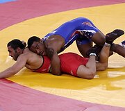 Imtynininkas Jordanas Ernestas Burroughsas (mėlyna apranga) i&scaron; JAV