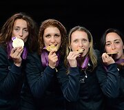 Italijos moterų fechtavimo komanda Elisa Di Francisca, Arianna Errigo, Valentina Vezzali ir Iliara Salvatori i&scaron;kovjo aukso medalius Londono olimpiadoje